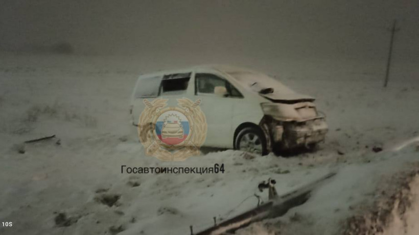 Ночью на трассе у Дубков минивэн влетел в столб. Пострадали три человека