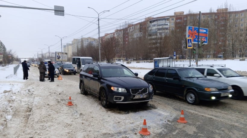 В Саратове 18-летний юноша подпал под колеса «Вольво»