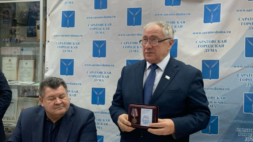 Саратовских журналистов собрали в гордуме, чтобы председателю Овсянникову на их глазах вручили награду из Луганска