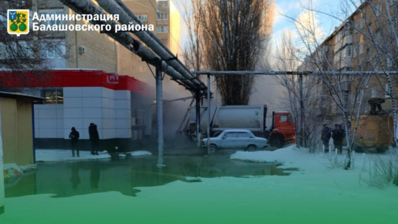 В Балашове мусоровоз снес трубу теплотрассы, лишив отопления часть города
