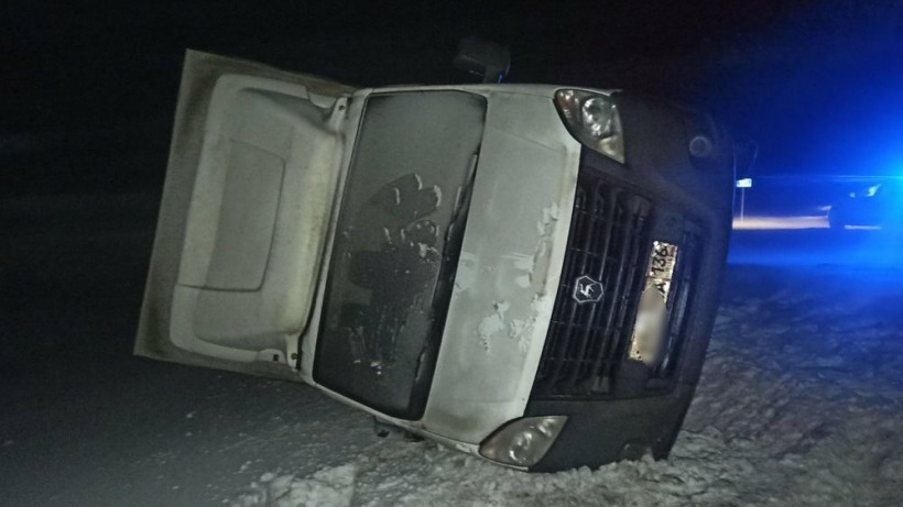 В Саратовской области сотрудники ГИБДД помогли двум водителям выбраться из снежного плена