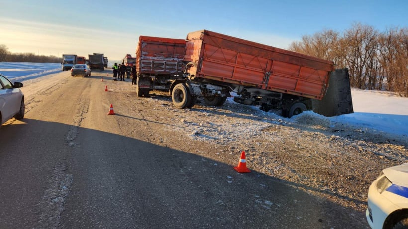 Водители двух грузовиков оказались в больнице после ДТП в Ивантеевском районе