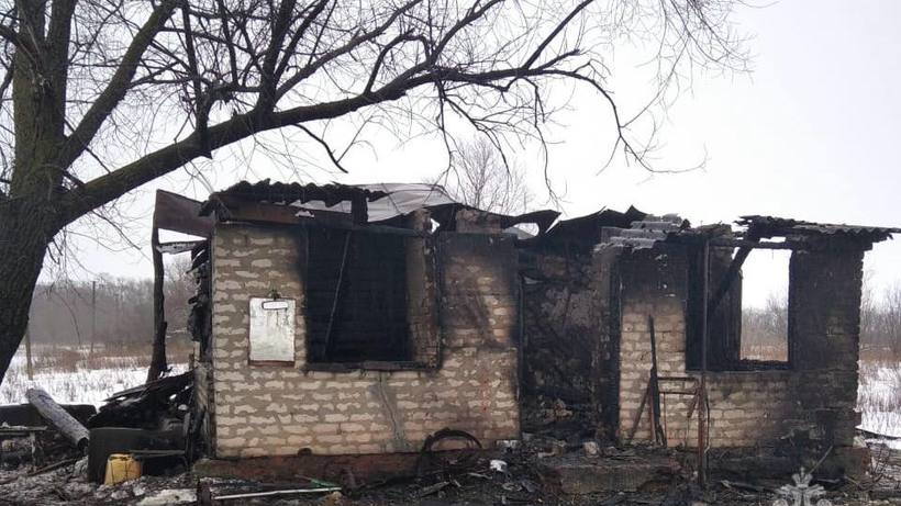В Ртищевском районе мужчина погиб при ночном пожаре в деревянном доме