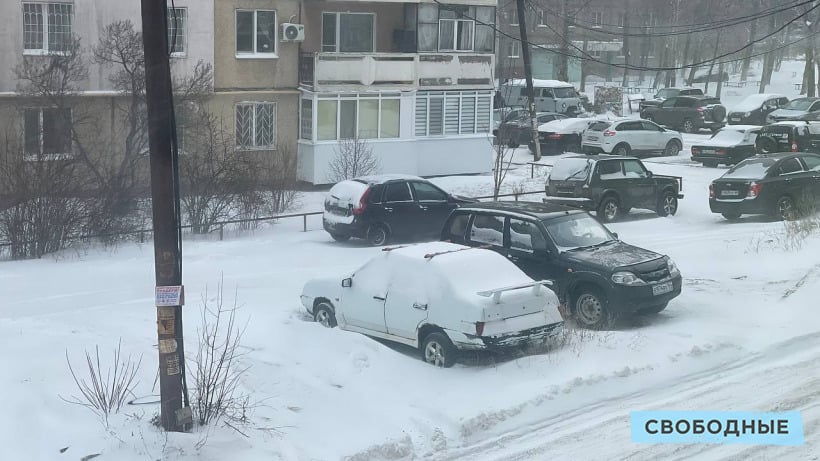 Автоинспекторы предупредили саратовцев о гололедице и попросили не выезжать из дома на машинах