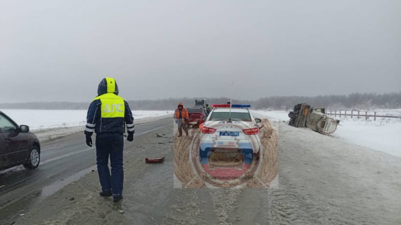 В Вольском районе столкнулись Granta и два тягача Daf. Есть пострадавшие