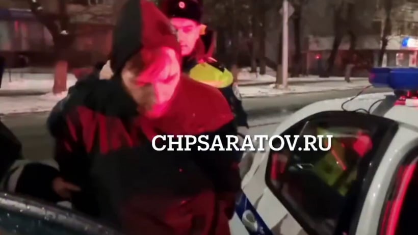 В центре Саратова пьяный водитель врезался в столб, уходя от полицейской погони
