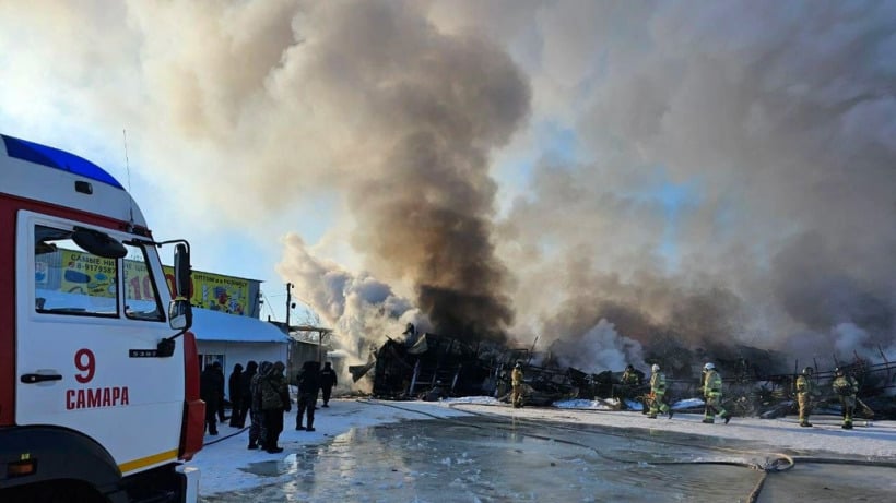 На Кировском рынке в Самаре начался крупный пожар, слышны взрывы