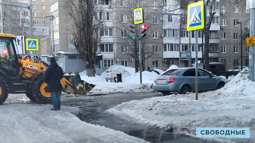 В Саратове затопило улицу Рахова