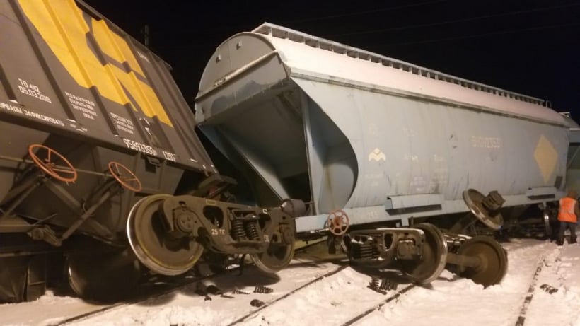 В Саратовской области сошли с рельсов вагоны грузового поезда