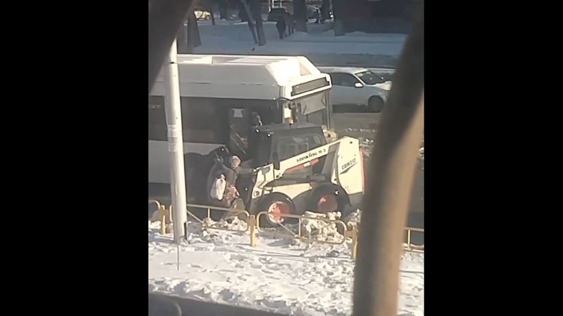 В Саратове пассажирам попавшего в ДТП автобуса пришлось с помощью ковша «Бобкэта» перебираться через затопленную проезжую часть