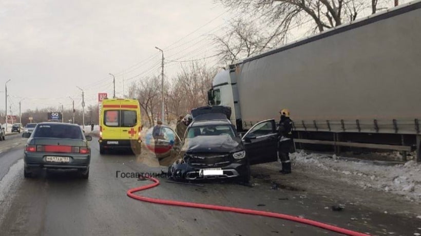 В Саратове госпитализировали водителя Mercedes после столкновения с «КамАЗом»