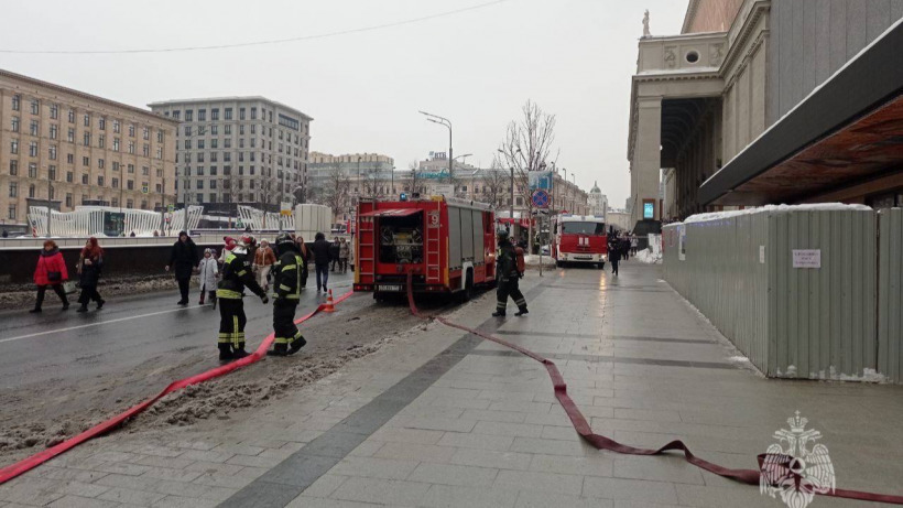 Здание Театра сатиры горит в центре Москвы. Эвакуировали 50 человек