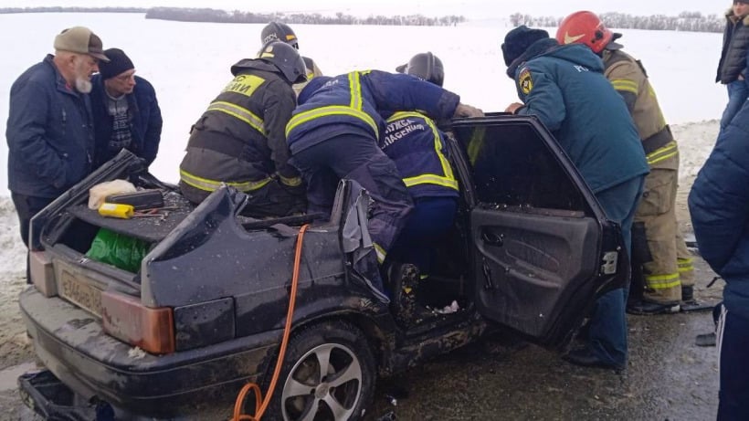 На подъезде к Саратову спасатели достали водителя из «четырнадцатой» после столкновения с микроавтобусом 