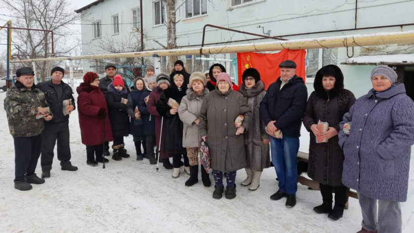 В Дергачевском районе к 80-летию снятия блокады Ленинграда коммунисты устроили раздачу хлеба