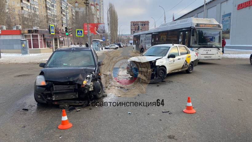 В Саратове столкнулись «Датсун» и «Форд», в котором везли двухлетнюю девочку