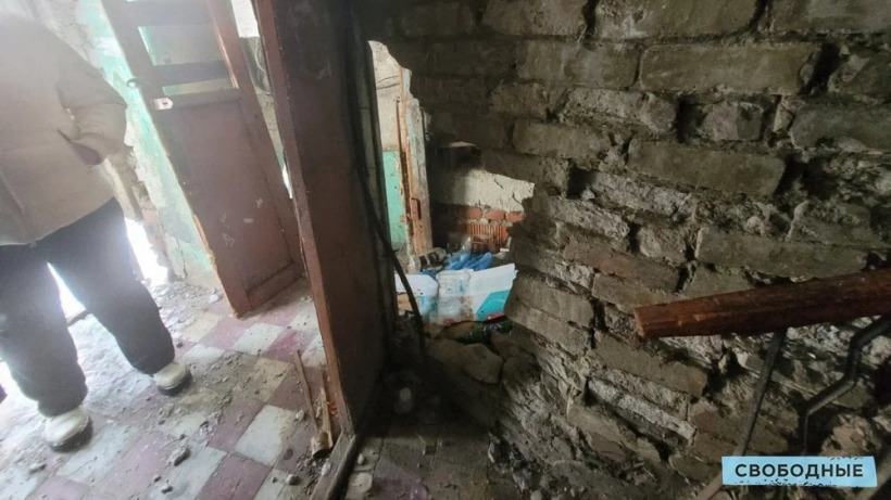 Мэр поручила закрыть от «социальных личностей» разрушающийся дом на Киевской в Саратове и проверить завышенные платежи за ЖКУ