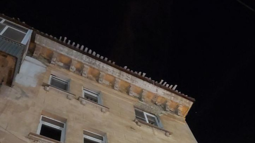 Саратовец: В центре города наледь падает с крыши дома на прохожих