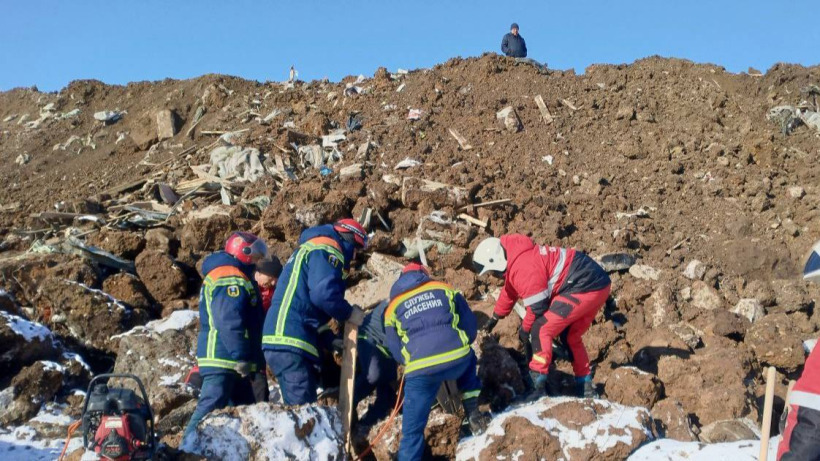 Саратовца завалило мусором на полигоне. Он не погиб благодаря спасателям