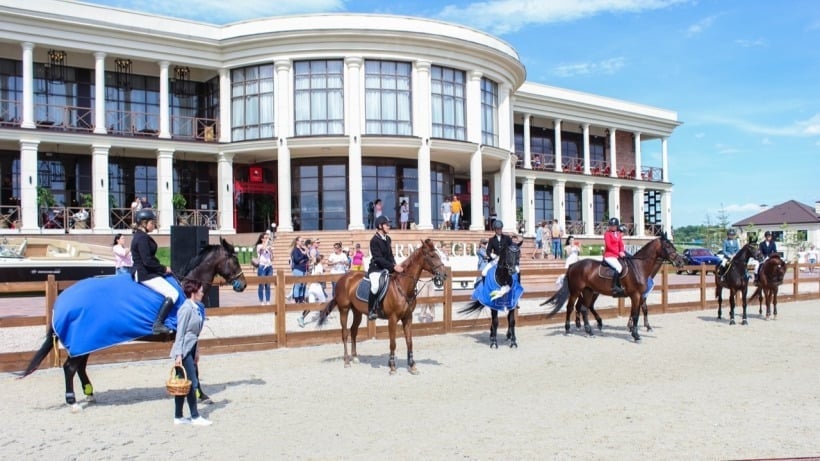 Саратовский депутат, критикуя закрытую вечеринку в «Гермесе», предложил пустить лошадей «на колбасу для бойцов СВО»