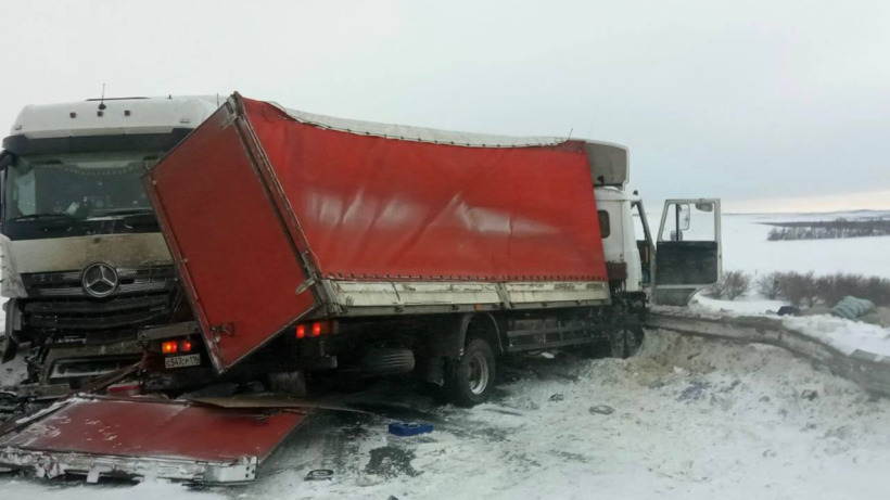 В массовом ДТП под Хвалынском погиб один человек и пострадали двое