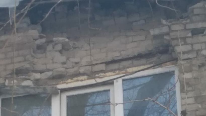 Жители четырехэтажки в Заводском районе показали выпадающие из стены их аварийного дома кирпичи