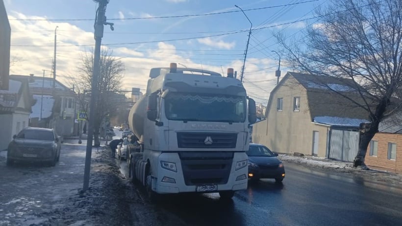 На Мясницкой в Саратове женщина попала под колеса грузовика. Её отправили в больницу