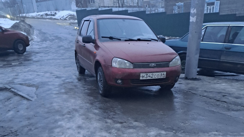 В Саратове автохам припарковался посреди тротуара