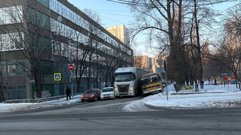 ДТП с фурой заблокировало движение в районе Детского парка