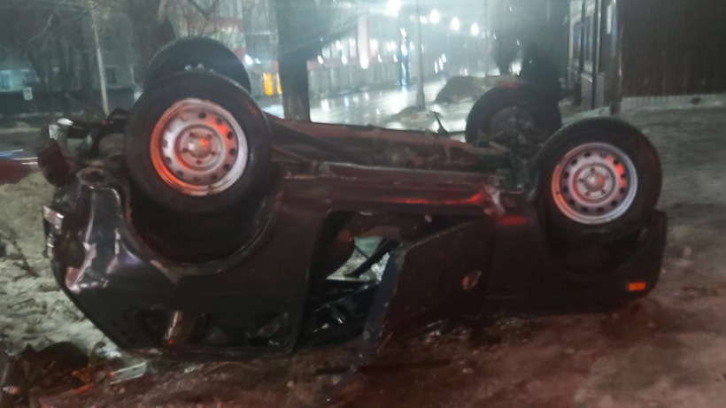 В Саратове «Нива» протаранила дерево и стену, а затем перевернулась