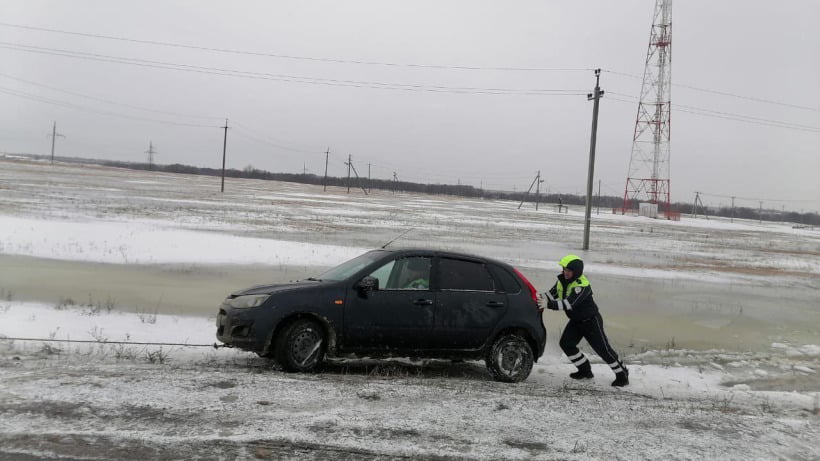 В Саратовской области полицейские вытащили из ледяного плена автомобиль ехавшей в ЗАГС девушки