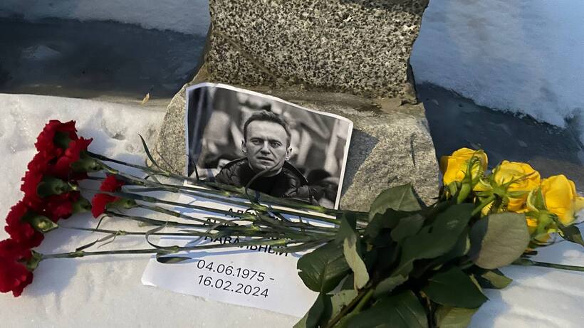 В Саратове у памятника жертвам политических репрессий появился портрет Навального