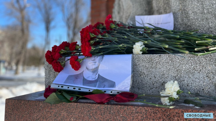 К памятнику Вавилова с портретом Навального и цветами проявили интерес коммунальные службы