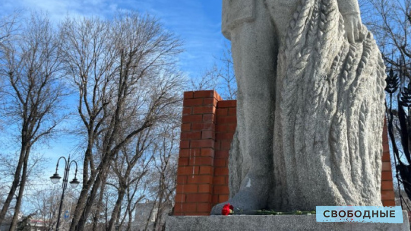 В Саратове зачистили стихийный мемориал памяти Навального