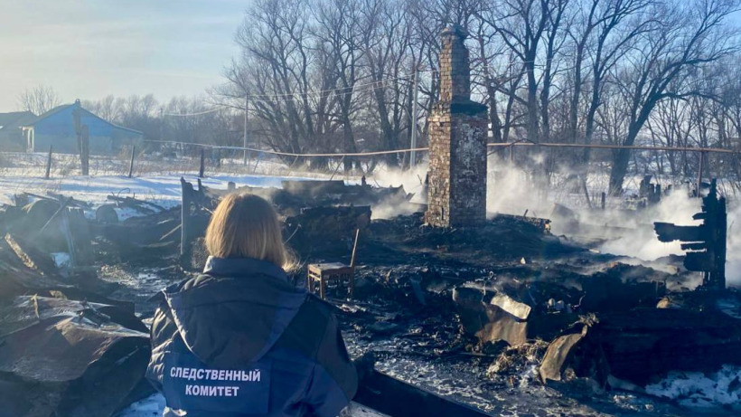 В поселке Саратовской области на месте сгоревшего до тла дома нашли тело женщины