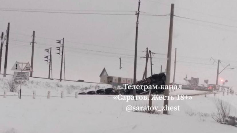 В Аркадаке слетела с дороги и перевернулась фура