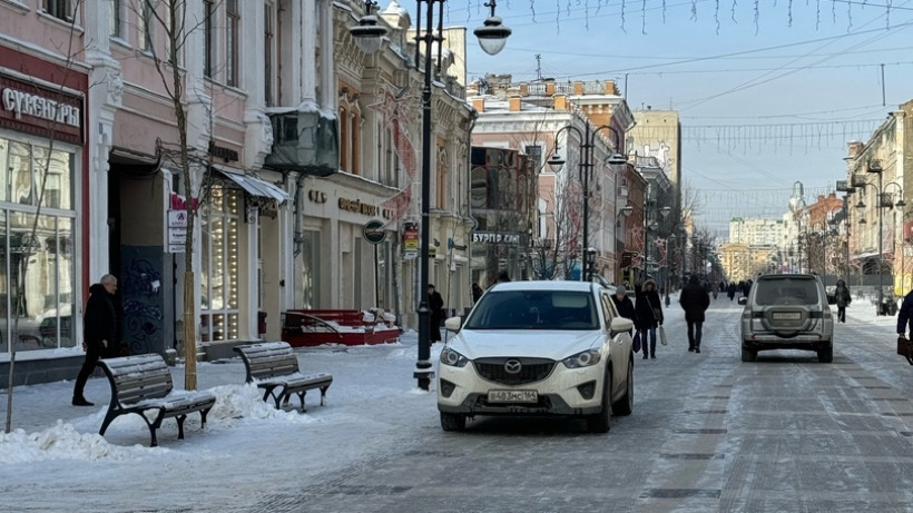 На проспекте Столыпина автохам на иномарке едва не задел коляску с ребенком