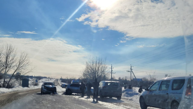 В тройном саратовском ДТП пострадали три человека