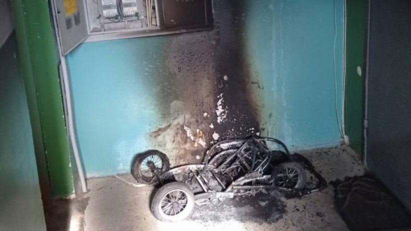 Саратовцы пожаловались на вандалов, поджигающих детские коляски в подъездах
