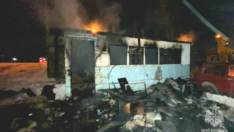 В Балакове вагончик загорелся из-за замыкания проводки холодильника