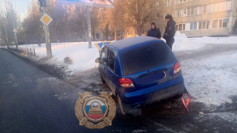 В Саратове на семилетнюю девочку упал снесенный «Матизом» дорожный знак