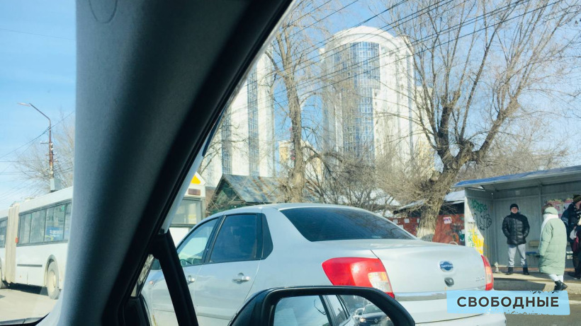 Очевидец: В Энгельсе в автобус №284Б врезался «Датсун»