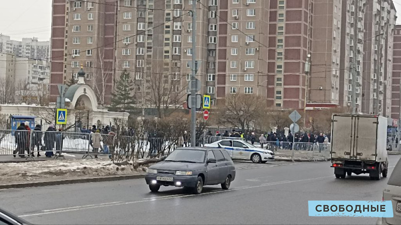 Перед отпеванием Навального у московской церкви выстроились сотни граждан. Территорию огородили