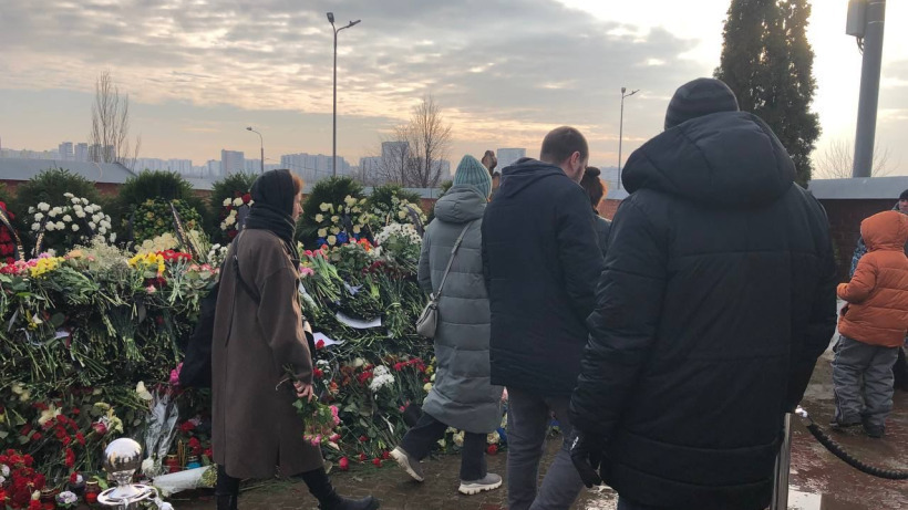 К могиле Навального в Москве второй день несут цветы