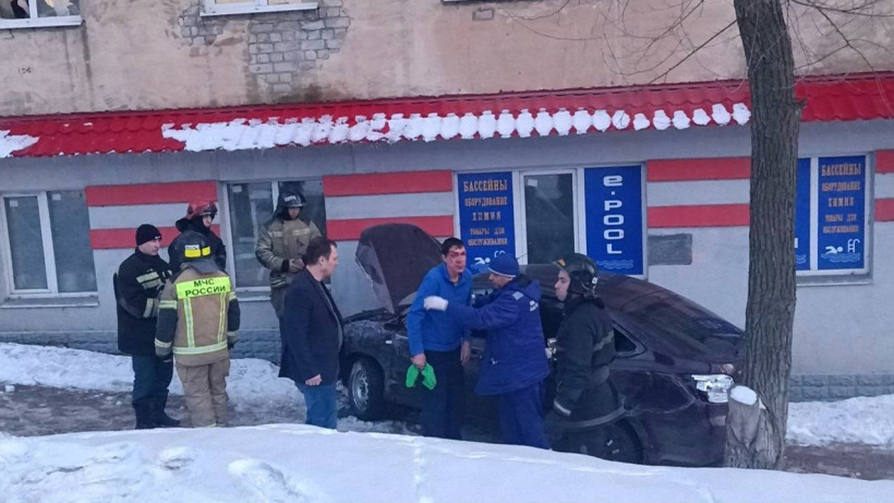 В Саратове водитель «Гранты» вылетел на тротуар после ДТП с троллейбусом