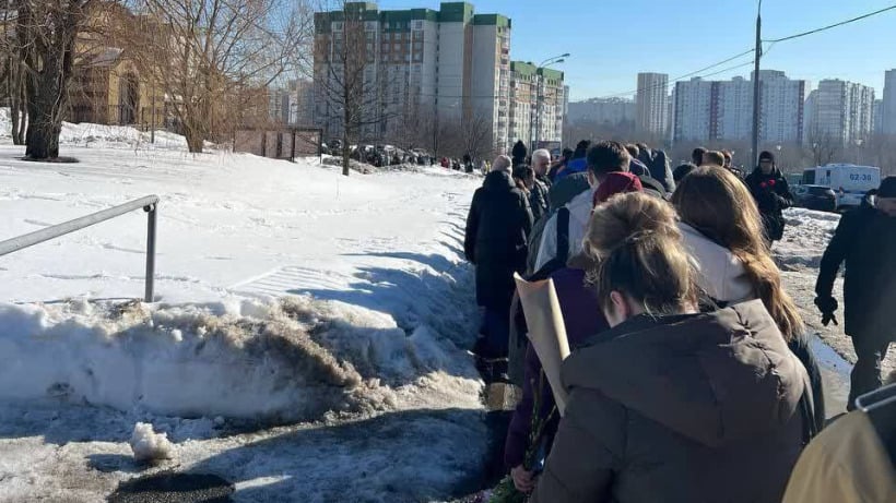 Очередь из людей с цветами третий день наблюдается у кладбища в Москве, где похоронили Навального