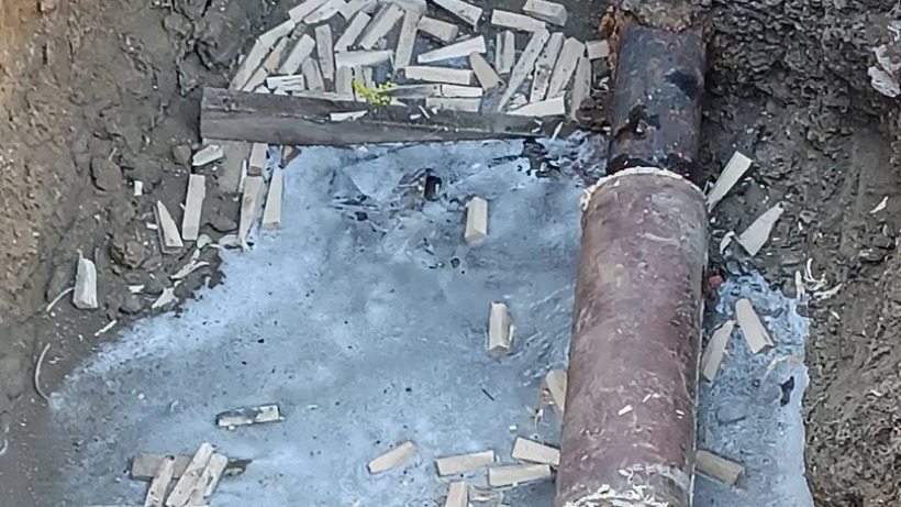 Саратовец снял на фото десятки чопиков рядом с прорвавшимся водопроводом