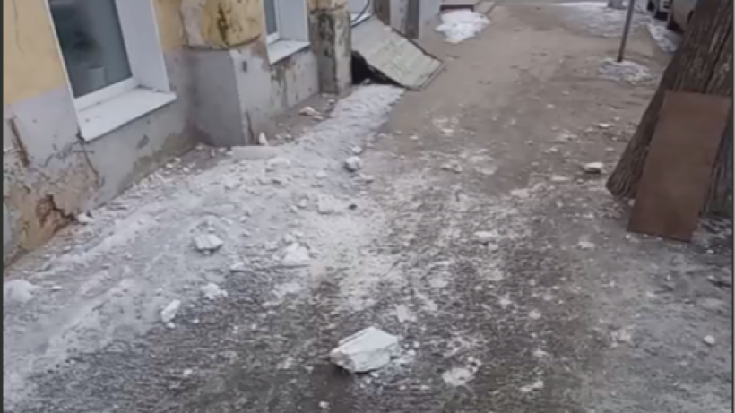 В центре Саратова обрушился фасад федерального дома-памятника