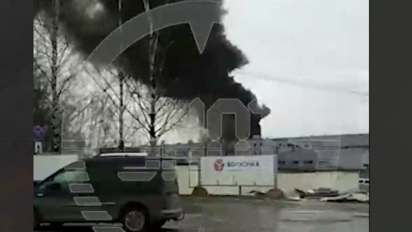 При масштабном пожаре на складе в Ленинградской области пострадали два человека