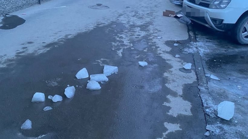 В центре Саратова глыба льда упала на школьницу. Возбуждено уголовное дело