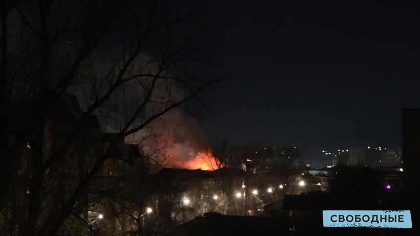 Очевидцы сообщили о серьезном пожаре в центре Саратова 